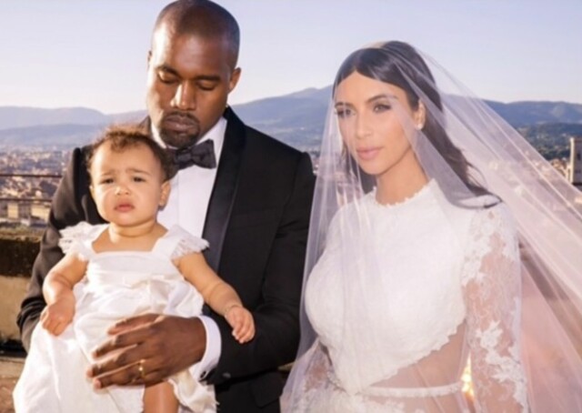 FAMILIEBILDET: Kim Kardashian, Kanye West og datteren North West under bryllupet. Foto: Kim Kardashian/Instagram FAMILIEBILDET: Kim Kardashian, Kanye West og datteren North West under bryllupet. Foto: Kim Kardashian/Instagram